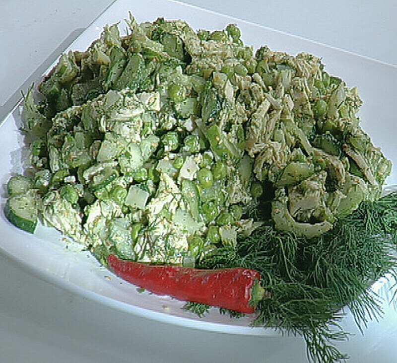 Салат из курицы, картофеля и горошка. Фото: материалы пресс-служб.