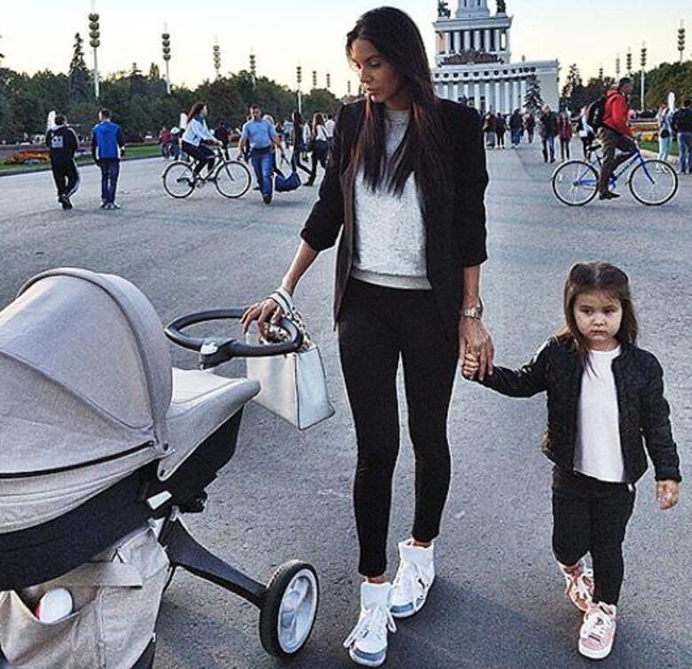 Жена рэпера уверена: «Даже имея 2-их детей и уделяя им максимум внимания, реально найти время и на себя, и на работу, и на мужа». Фото: Instagram.com/samoylovaoxana. 