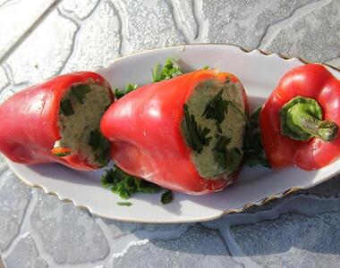 Перец, фаршированный брынзой и творогом.