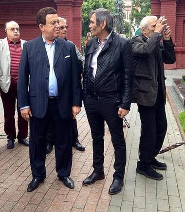 Иосиф Кобзон и Бари Алибасов на Новодевичьем кладбище. Фото: Instagram.com/bari_alibasov.