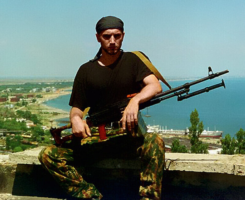 В качестве командира ОМОНа Прилепин был направлен в Чечню. Военные действия на Кавказе стали одной из важных тем в его романах. Фото: личный архив Захара Прилепина.