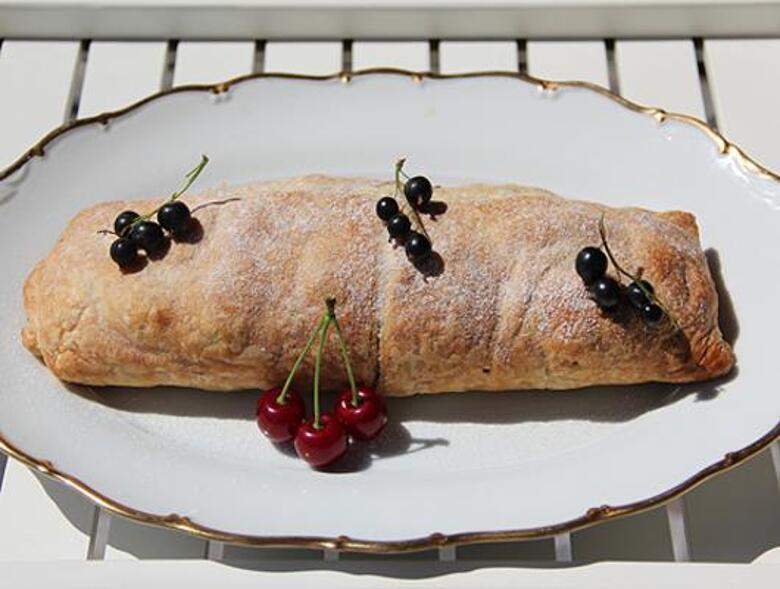 Рулет из слоеного теста с яблоками, изюмом и орехами.