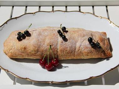 Рулет из слоеного теста с яблоками, изюмом и орехами.