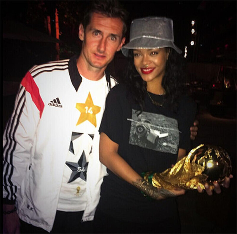 Рианна и Мирослав Клозе. Фото: Twitter.com/@rihanna.