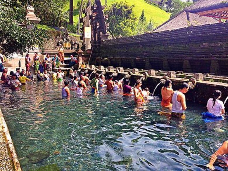 Считается, что вода в бассейны храма Tirna Empul поступает из священного источника.