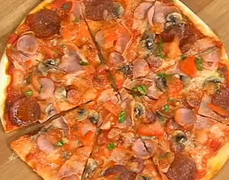 Мясная пицца.  Фото: материалы пресс-служб.