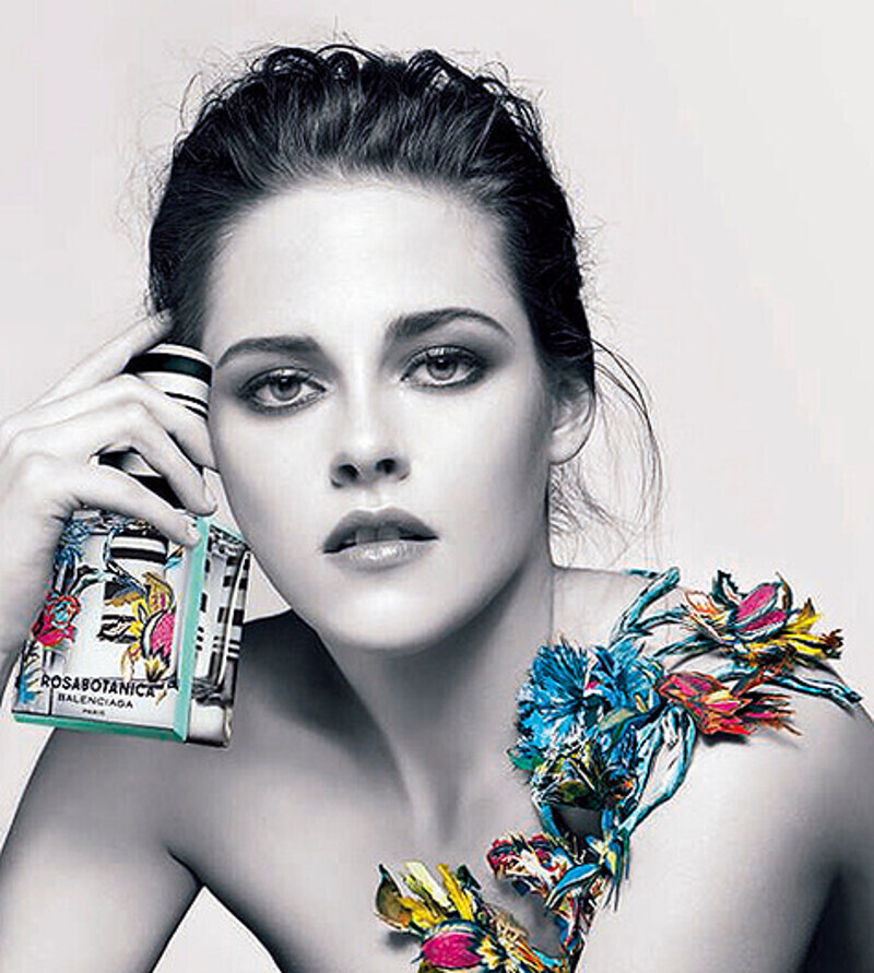 Кристен Стюарт в рекламной кампании нового аромата Rosabotanica Дома Balenciaga. Фото: материалы пресс-служб.