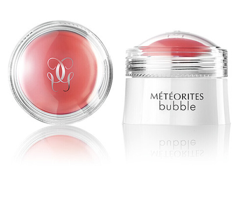 Кремовые румяна Meteorites Bubble из весенней коллекции Blossom от Guerlain благоухают фиалками - это фирменный аромат марки.