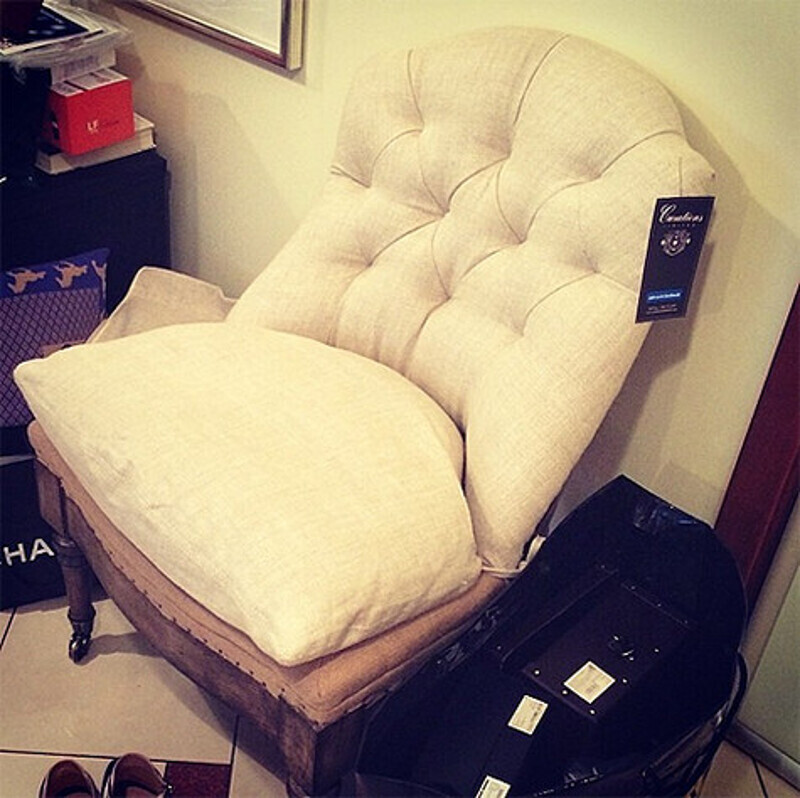 Это кресло подарили Ксении Собчак. Фото: Instagram.com.