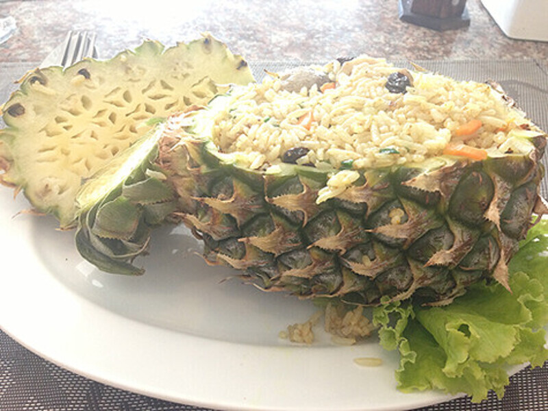 Рис в ананасе с кусочками отварной курицы – блюдо абсолютно не острое, поэтому его можно смело давать детям.