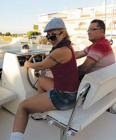 Хотя Елена Воробей скрывает имя поклонника, но в кадр мужчина все же попал. Фото: личный архив.
