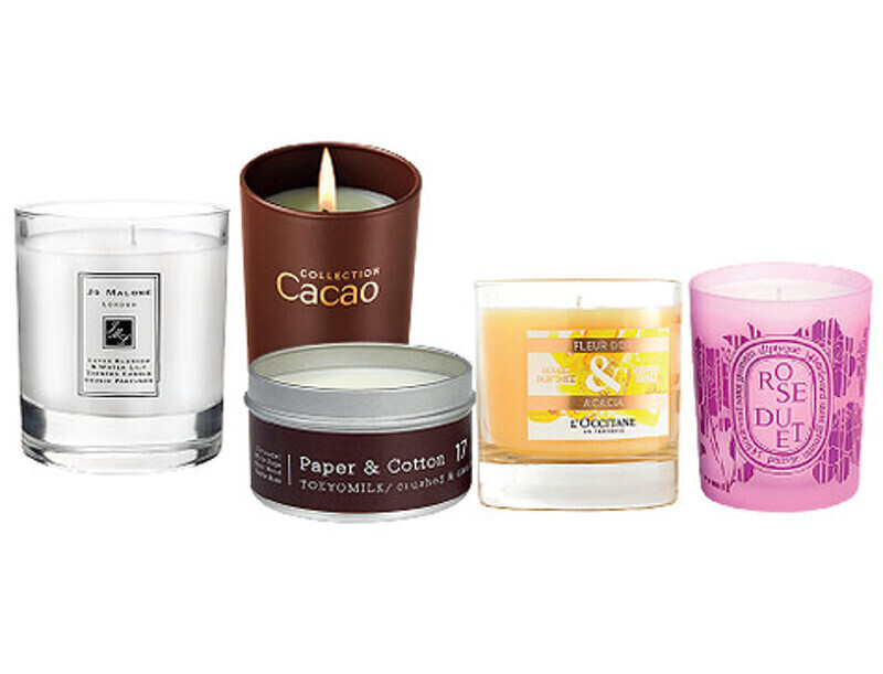 Свеча Diptyque, свеча Jo Malone, свеча Paper&Cotton 17 от Tokyomilk, свеча «Золотые цветы и акация» от L'Occitane, свеча Santalum от Oliver&Co, свеча Cacao от Yves Rocher. Фото: материалы пресс-служб.