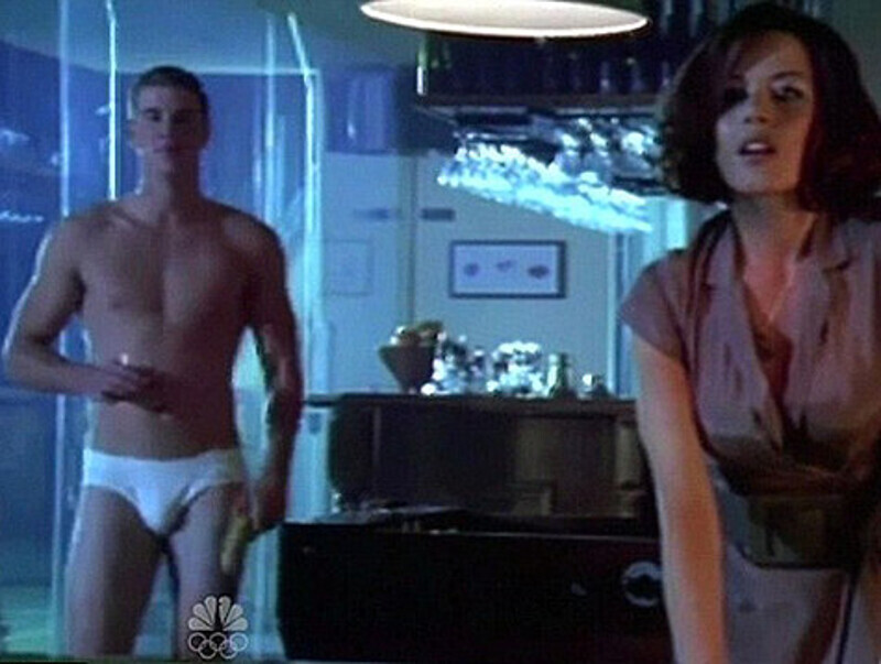 Лиам Хемсворт в сериале "Satisfaction".