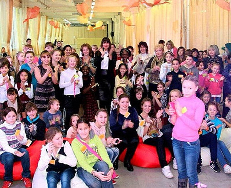 Оксана Федорова и участницы фестиваля "Между нами, девочками". Фото: Instagram.com.