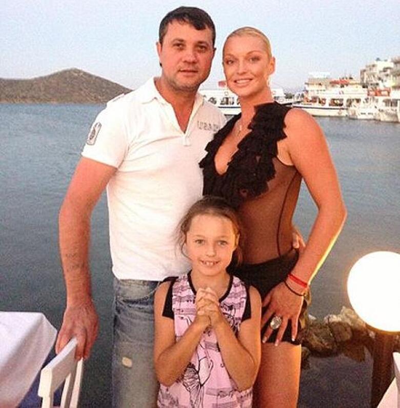 Анастасия Волочкова с дочкой и Бахтияр Салимов.