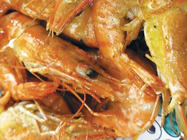 Креветки с чесноком и петрушкой.