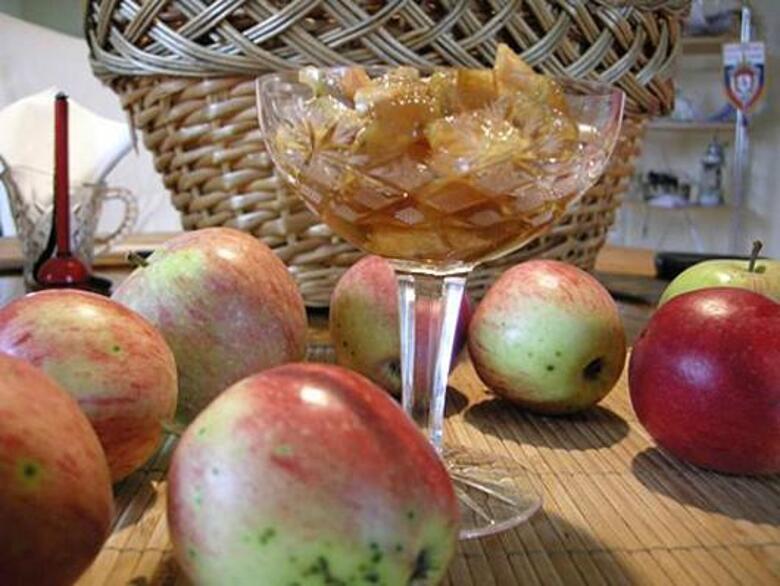 Яблочное варенье можно сделать с медом и корицей.