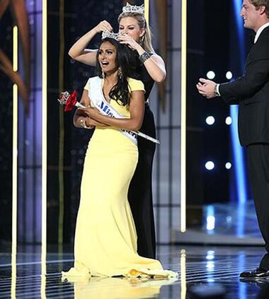 Вручение короны Нине Давулури. Фото: www.missamerica.org.