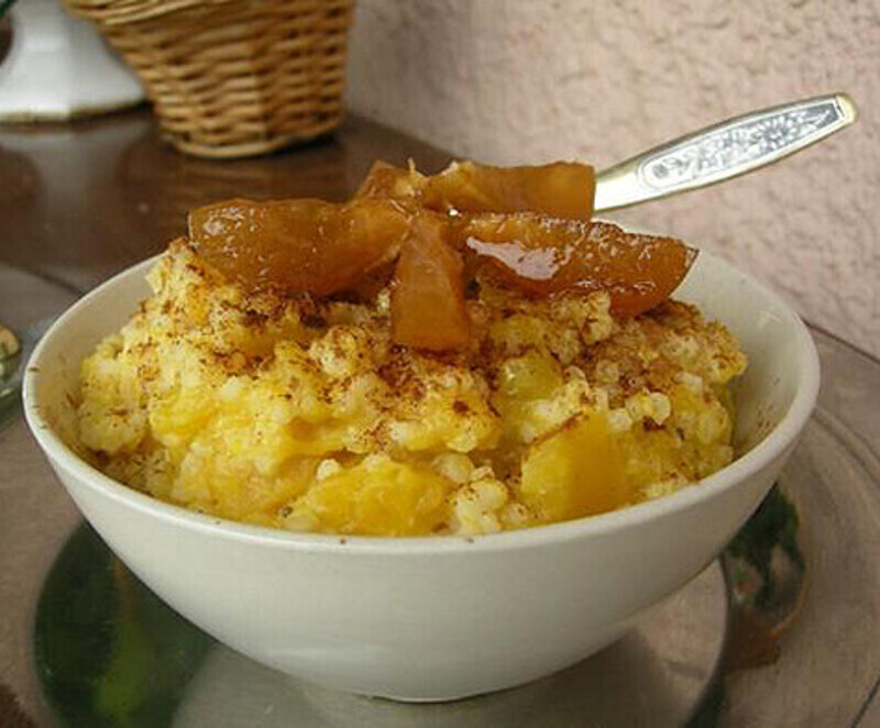 Пшенная каша с тыквой, яблоками и корицей.