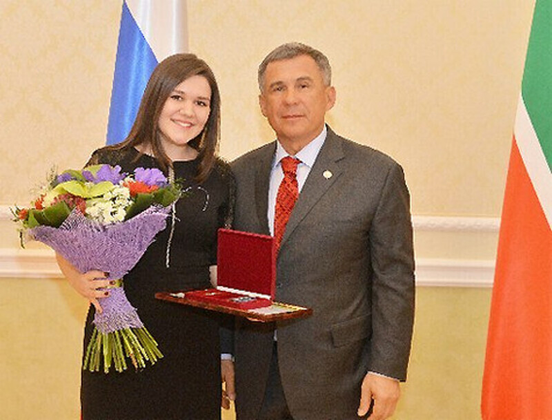 Дина Гарипова - самая молодая заслуженная артистка Татарстана. С президентом республики Рустамом Миннихановым. Фото: Vk.com.