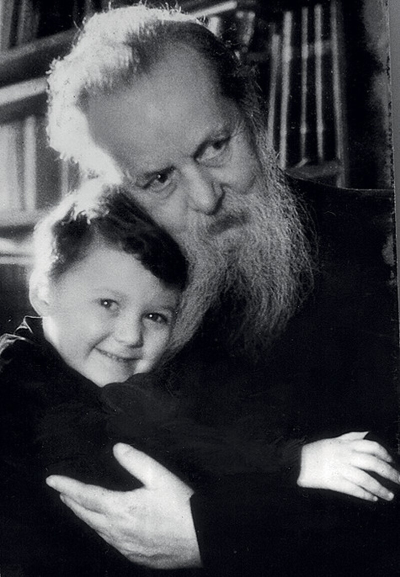 Павел Бажов с любимым внуком Никитой. Ариадна родила его в двадцать один год. Фото: личный архив Ариадны Бажовой-Гайдар.