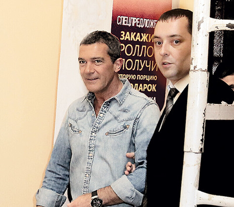 Из-за того, что Бандерас приехал без жены, к нему решено было приставить двойную охрану, чтобы поклонницы не растерзали. Кроме того, Антонио каждый раз по возможности выводили огородами и под ручку с охранником. Фото: Геннадий Авраменко.