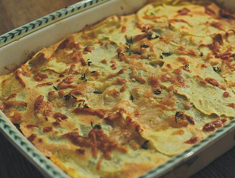 Лазанья с грибами, козьим сыром и шпинатом.