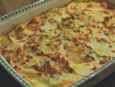 Лазанья с грибами, козьим сыром и шпинатом.