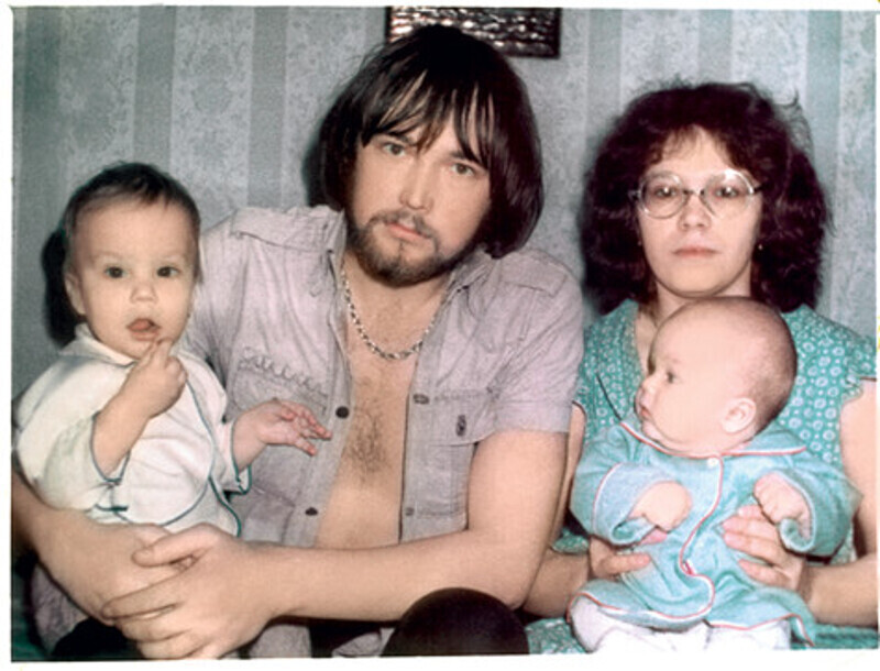 Андрей (на фото – слева) и Алексей (cправа) с родителями. Мальчики рано потеряли отца, их воспитывала одна мама. Фото: личный архив Андрея Чадова.