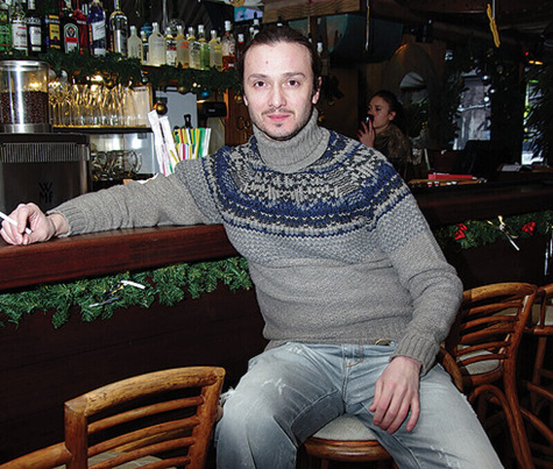 Андрей признается, что любые другие занятия, кроме актерского, для него полная катастрофа. И открывать ресторан по примеру собственной сестры совсем не входит в его планы. Фото: Владимир Чистяков.