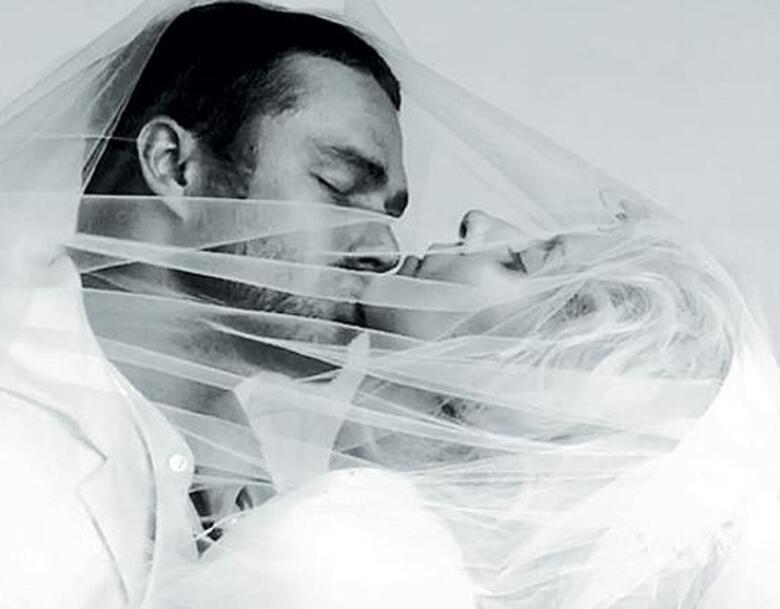Леди Гага и Тэйлор Кинни в клипе «You and I».