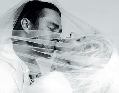 Леди Гага и Тэйлор Кинни в клипе «You and I».