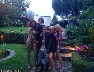 Лиам Гэллахер и бывшие солистки Spice Girls. Фото: Twitter.com.