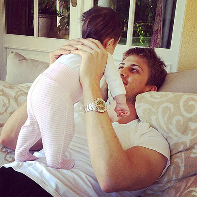 "Happy daddy", - подписала фото Боня. Алекс Смурфит с дочкой. Фото: Twitter.com.
