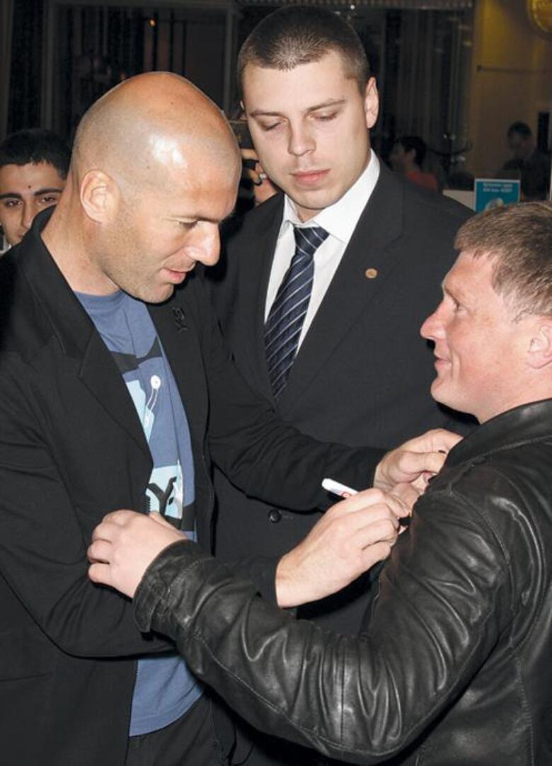 Зинедин Зидан раздает автографы.
