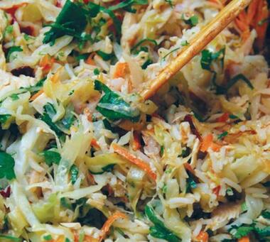 Теплый салат из савойской капусты с финиками и арахисом