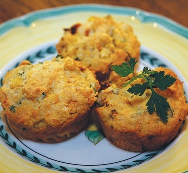 Маффины с чесноком и вялеными помидорами