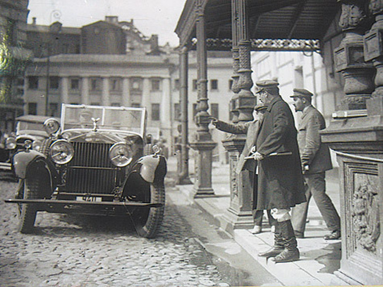 1930-е гг. Тов. Сталин направляется к своему персональному авто.
