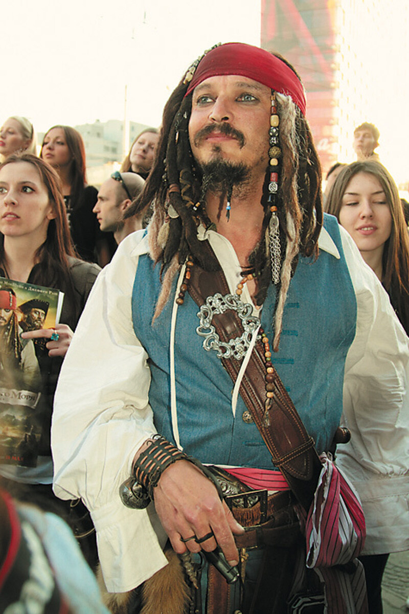 В каждом городе, куда Джонни Депп жалует с визитом, актера встречает двойник его знаменитого киногероя Джека Воробья. Российский поклонник  кинозвезды решил последовать этому неписаному правилу и пришел к красной ковровой дорожке в полном пиратском облаче
