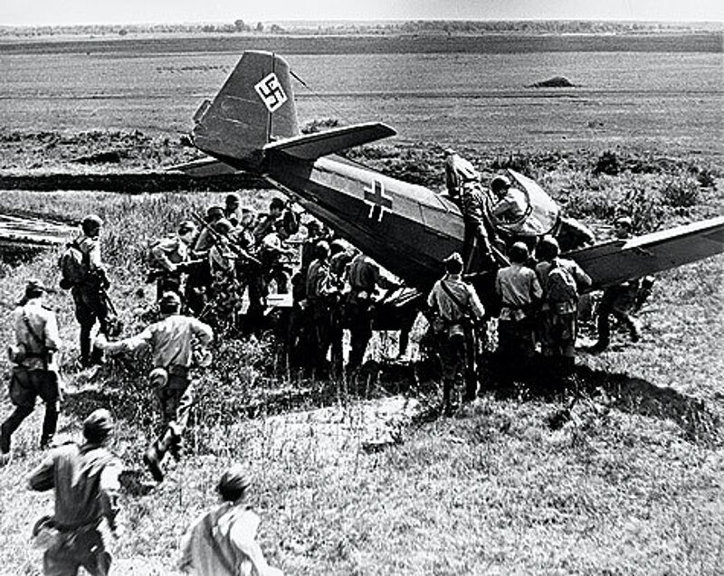 Военной техники на съемочной площадке не хватало. Поэтому «роль» истребителей «играли» учебные самолеты.