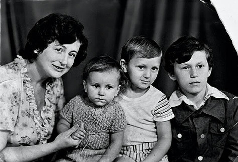 Родители Ани развелись, когда она была совсем маленькой. Мама воспитывала ее и двух сыновей одна.