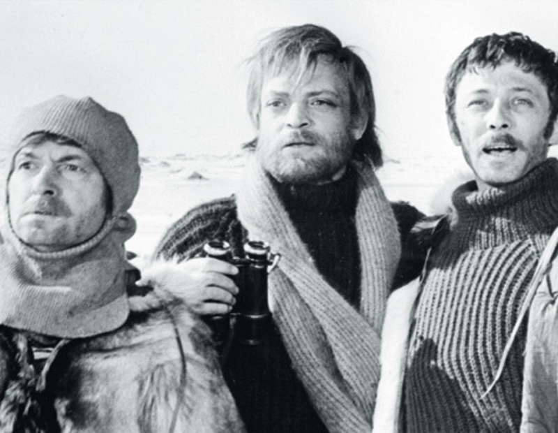 В 1972 году начались съемки картины «Земля Санникова». На роль офицера Евгения Крестовского пригласили Владимира Высоцкого. Но начальство «Мосфильма» поставило запрет на кандидатуру барда. И тогда выбор пал на Олега Даля. Дворжецкий (на фото в центре) и Д