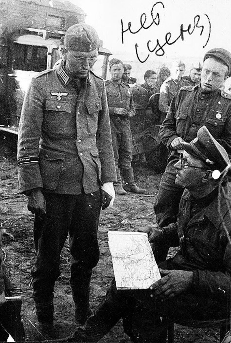 Еще один немец попал в плен. (На фото сохранилась пометка цензора, не разрешившего публиковать этот снимок.). Фото: Анатолий Егоров.