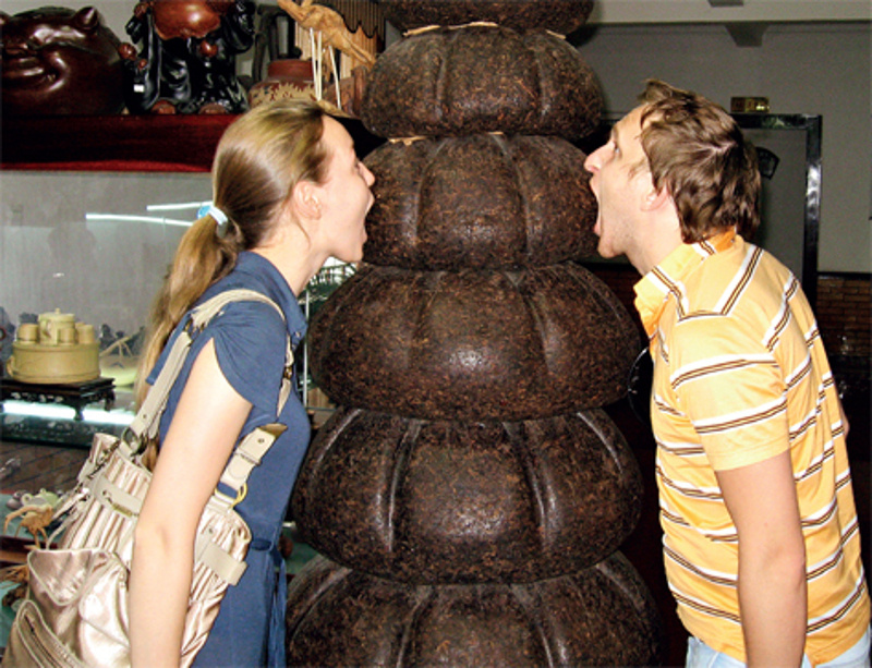 Китай, 2007 год. Пирамидка, которую кусают супруги Гордеевы, стоит около 300 000 евро. Она сделана из чая пуэр 50-летней выдержки.