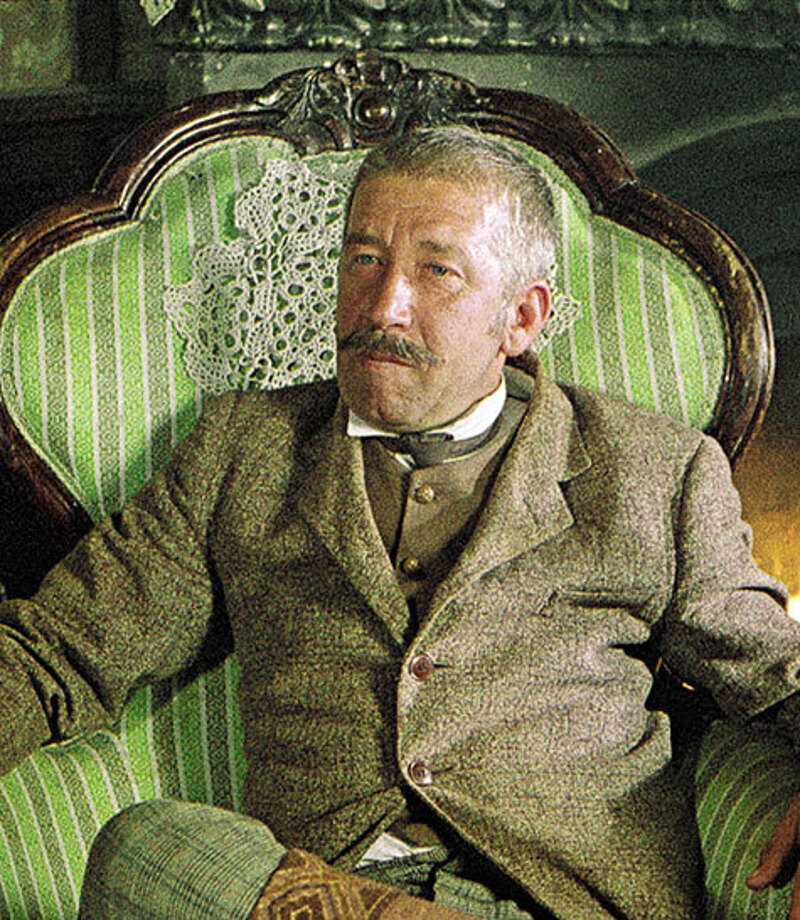 Инспектор Лестрейд, блестяще сыгранный Бориславом Брондуковым, в фильме говорит голосом другого актера — Игоря Ефимова. Дублировать Брондукова пришлось из-за его сильного украинского акцента. Но Ефимов сделал это так здорово, что даже сам Борислав Николае