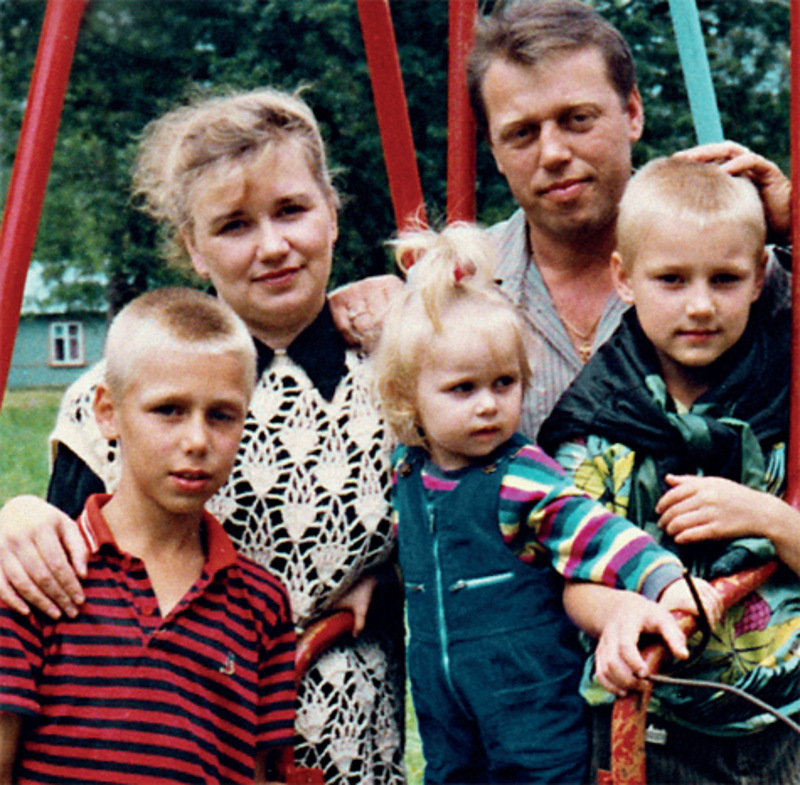 Леша вырос в многодетной семье, порой нечего было есть. Зато сейчас он гордится, что может помогать родителям.