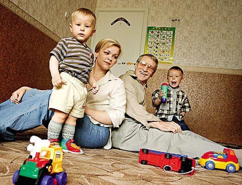 С появлением в его жизни Натальи и рождением сыновей актер обрел вторую молодость.