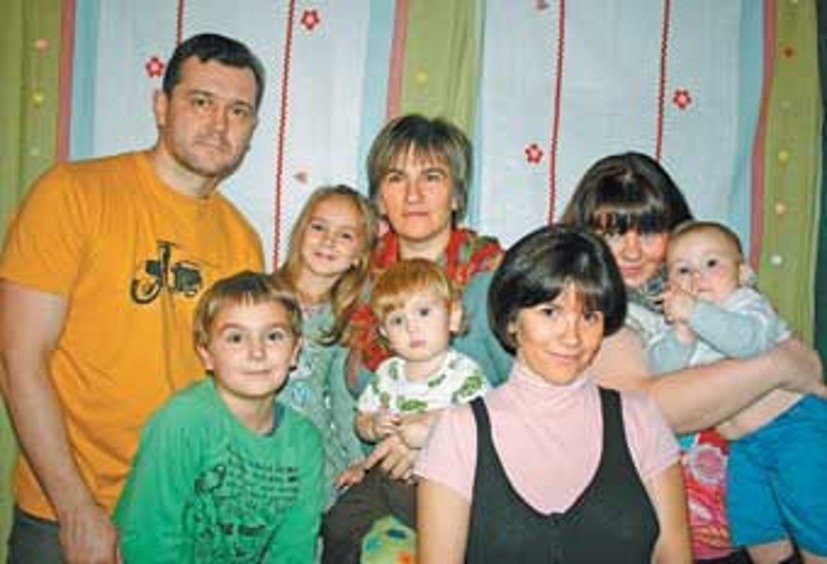 Мария с мужем, детьми и внуком.