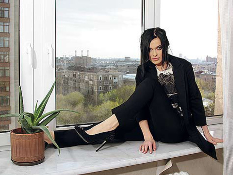 Лена приехала в Москву зимой 2003 года, чтобы подготовиться к поступлению в институт. Однажды она увидела объявление о кастинге на «Фабрику звезд». С этого момента жизнь девушки круто изменилась.