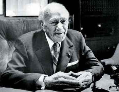 Основатель империи и прадед Пэрис — Конрад Хилтон в своем кабинете, 1977 г.